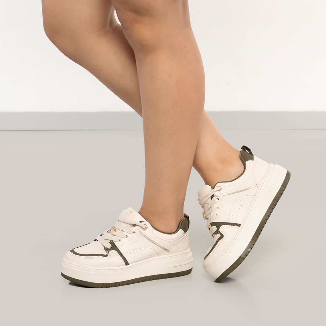 Tênis casual feminino Via Marte modelo 306-004-18 na cor verde militar com detalhes off white e sola branca
